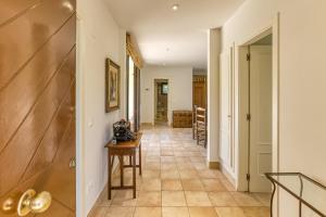a hallway with a table and a hallway with a hallway at Villa Greta in Navata