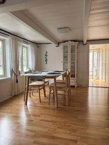 a dining room with a table and chairs at Sørlandshus med 3 soverom in Arendal