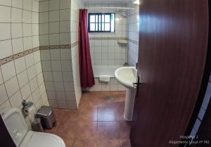 a bathroom with a sink and a toilet and a tub at Hospetur 2 in Horta
