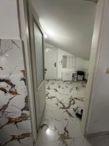 a room with a marble floor and a white door at Stan na dan in Obrenovac