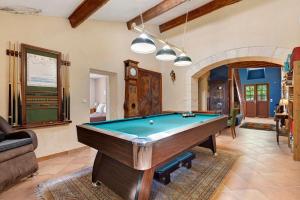 a living room with a pool table in it at La maison de Léandre - Medoc in Saint-Seurin-de-Cadourne