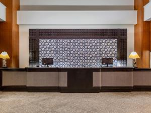 a lobby with two desks and a wall at Guide Hotel Hsinchu Zhongyang in Hsinchu City +133 photos