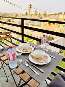 a table with plates and glasses and water bottles at Casa Leo in Agboogba