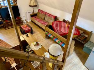 an overhead view of a living room with a couch at Casa dintre Brazi Colibita in Colibiţa