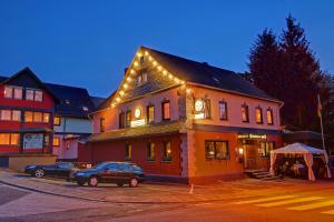 ein Gebäude mit Weihnachtslichtern darüber in der Unterkunft Gemündener Hof in Gemünden