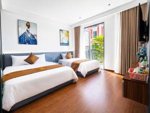 a hotel room with two beds and a balcony at The Muse Hotel 2 in Ðố Sơn