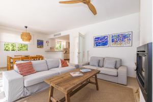 a living room with a couch and a table at Biniancolla Ginesta in Biniancolla