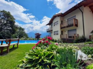 a villa with a garden and a swimming pool at Leierhof Wicky in Rodengo