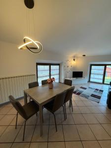 a dining room with a wooden table and chairs at Appartamento la rosa in Marone