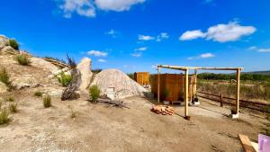 ein Schuppen mitten auf einem Feld in der Unterkunft Solara Glamping in Tecate + 15 Fotos