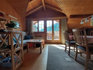 a living room with a couch and a table at Stilvolle 3,5 Dachwohnung "Alpenblick" in Davos