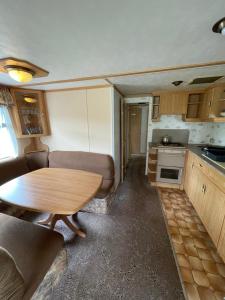 a small kitchen and a table in a caravan at Valterkrasti in Ogureckaja