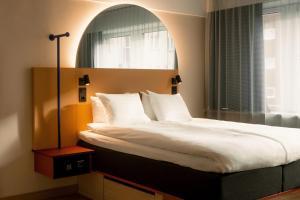 a bedroom with a large bed with a window at Scandic Go, Kungsgatan 14 in Jönköping