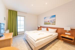 Postel nebo postele na pokoji v ubytování Hotel Königslinie