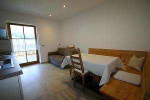 una sala de estar con una mesa y un sofá en Hilpoldhof, en Castelrotto
