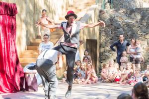 a man dancing in front of a crowd of people at Camping Begur - Luxe Lodge in Begur