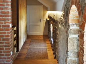 a hallway with a brick wall and a door at Stilvolles Wellnes-Refugium mit Privatsauna, Whirlwanne & Kamin im historischen Gut in Großharthau +17 photos