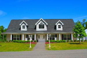 uma casa branca com um telhado cinzento e uma entrada em The Village at Pocono em Blakeslee