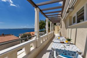 a balcony with a table and a view of the water at Villa King Apartments in Brela