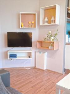 uma sala de estar com uma televisão de ecrã plano na parede em Tahiti em Breslávia