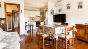 a kitchen and dining room with a table and chairs at Casa Eliana - Camporosso in Camporosso