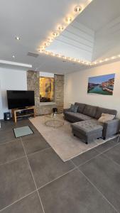 a living room with a couch and a television at Auszeit am Eifeltor in Euskirchen in Euskirchen