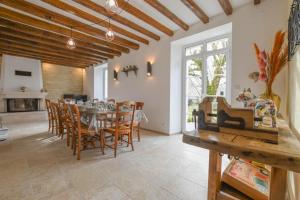 a kitchen and dining room with a table and chairs at Le clos embelli in Rouvres-les-Vignes