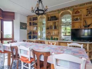a dining room with a table and chairs at Villa Rubén in Miengo