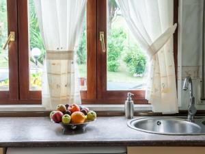 a bowl of fruit on a counter next to a sink at Villa Rubén in Miengo +46 photos