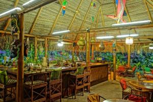 Un restaurante o sitio para comer en Hotel La Palapa Eco Lodge Resort