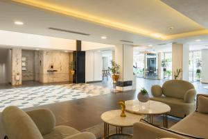 eine Lobby mit Sofas und Tischen in einem Gebäude in der Unterkunft Hotel Limon & Banquet Sector 29, Gurgaon in Gurgaon