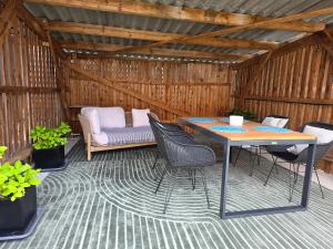 a patio with a table and chairs and a couch at Kavaliershaus Wallerstein, stilvolle Wohnung mit Privatparkplatz in Wallerstein