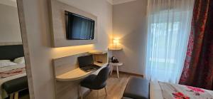 a hotel room with a desk with a laptop on it at Berg'hotel in Socx