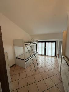 a room with a bunk bed in a room at Appartamento la rosa in Marone
