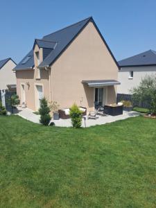 a house with a lawn in front of it at Maison ensoleillée plage a pied in Houlgate