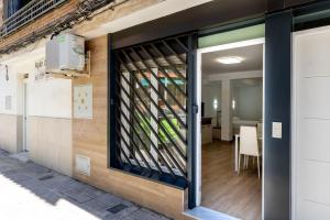 a glass door leading into a room with a table at Oasis Cordobés in Córdoba