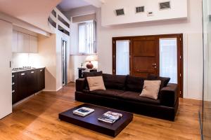salon z kanapą i stołem w obiekcie Gallery House w mieście Perugia