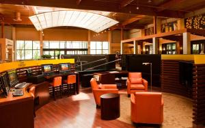 Area lounge atau bar di Radisson Hotel Hauppauge-Long Island