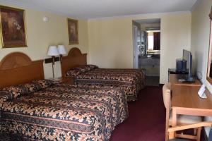 ein Hotelzimmer mit 2 Betten und einem TV in der Unterkunft Star Inn Biloxi in Biloxi