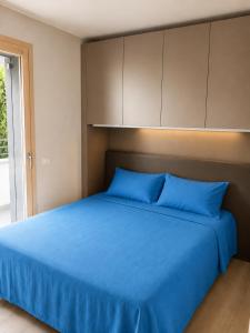 a bedroom with a blue bed with cabinets at Approdo del Re in Grottammare