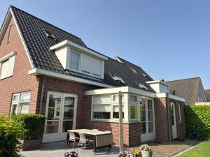a house with a table in front of it at Vakantiewoning Yerseke in Yerseke