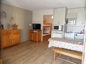 Habitación pequeña con cama y cocina en Appartements Les Balcons du Soleil, en Font-Romeu