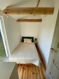 a bedroom with a bed in a room with a window at Rest-Inn Timber-Lake in Kłodno