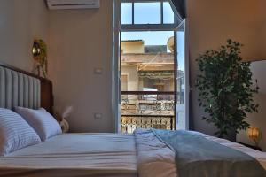 ein Schlafzimmer mit einem Bett und einem großen Fenster in der Unterkunft StaBene Hostel in Port Said