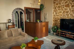 ein Wohnzimmer mit Sofa und Fernseher in der Unterkunft StaBene Hostel in Port Said