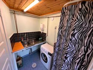 a small bathroom with a zebra print bed in a trailer at Daltorps skola, Övernattningsstuga H, Self check in, Übernachtungskabine H in Skövde