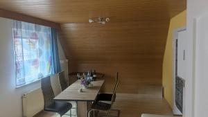 a dining room with a wooden table and chairs at Ferienwohnung Neckarsulm Mitte in Neckarsulm +5 photos