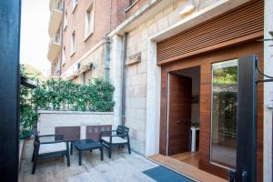 taras z dwoma krzesłami i stołem przed budynkiem w obiekcie Gallery House w mieście Perugia