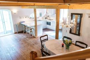 a kitchen and dining room with a table and chairs at Hof Lücke - Ferienwohnung Blau in Twedt