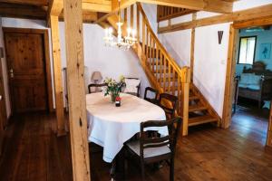 a dining room with a table with flowers on it at Hof Lücke - Ferienwohnung Blau in Twedt